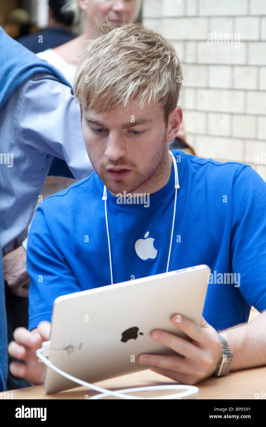 Genius dimostrare l'ipad - Apple Store - Covent Garden - Londra Foto Stock