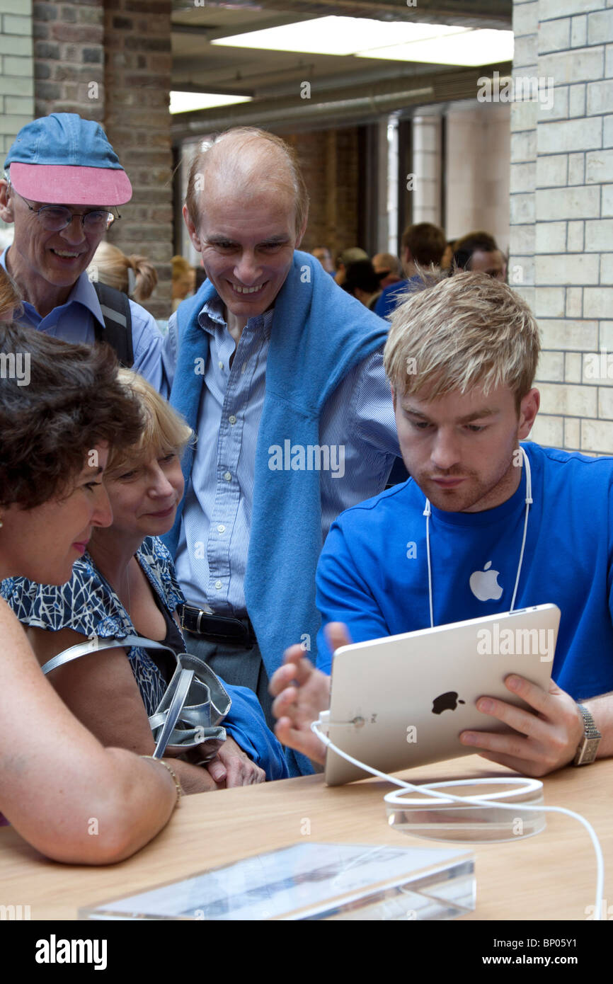 Genius dimostrare l'ipad - Apple Store - Covent Garden - Londra Foto Stock