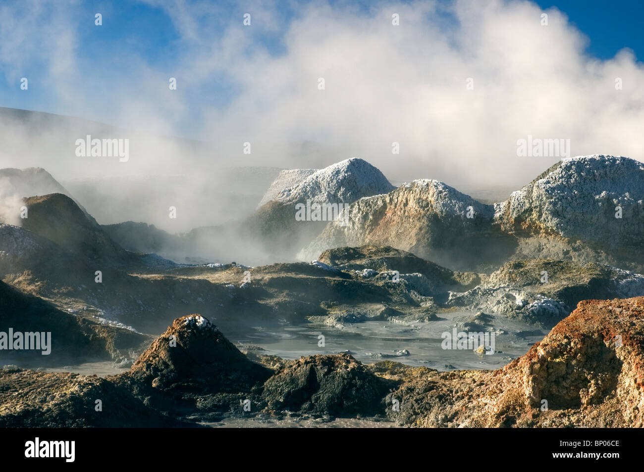 Le piscine di fango bollente al Sol de Manana Geyser Basin in Bolivia. Foto Stock