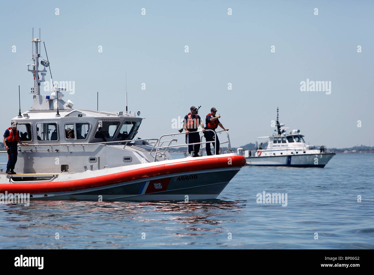 Stati Uniti Coast Guard patrol barca nel porto di Boston, Massachusetts Foto Stock