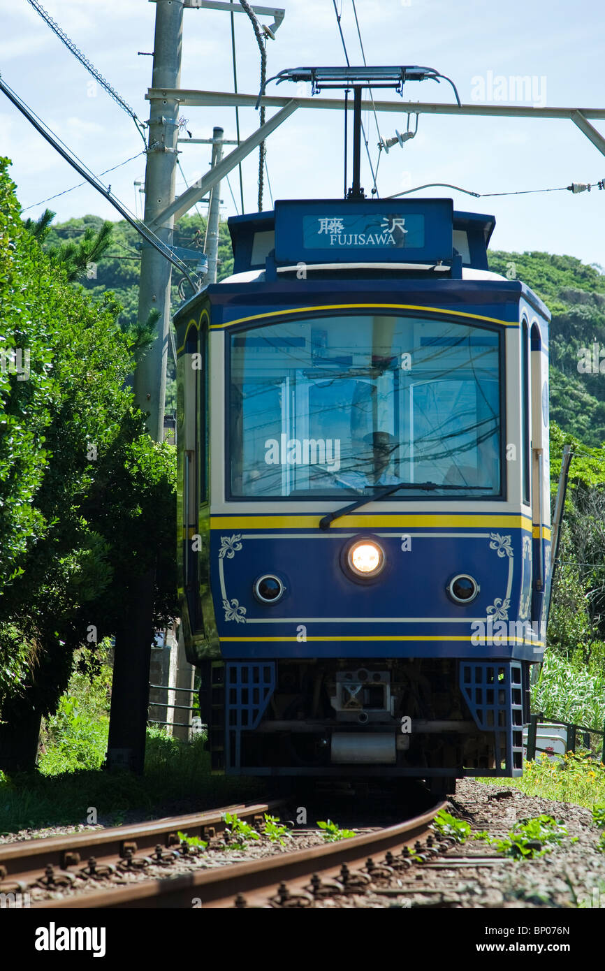 Il Enoshima elettrica ferroviaria o Enoden collega Kamakura con Fujisawa passando lungo la spiaggia di Shonan costa. Foto Stock