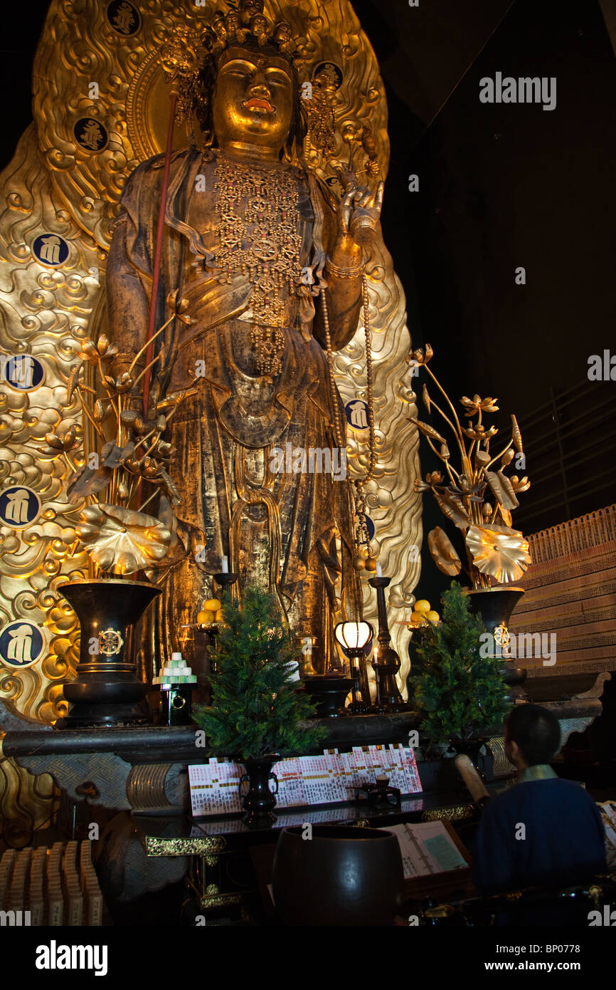 La statua di Kannon Hase-Dera al tempio di Kamakura ha 11 capi che indicano che la divinità ascolta i desideri di tutti i popoli Foto Stock