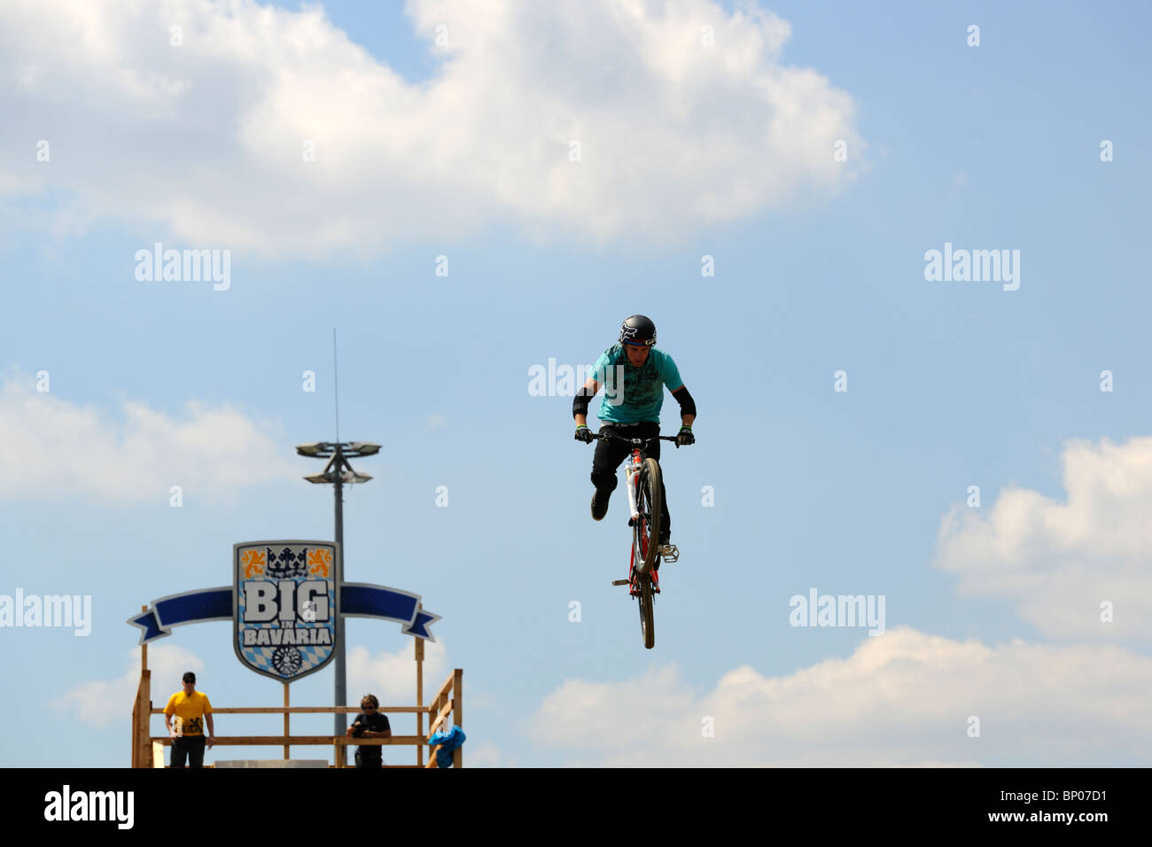 Un concorrente non identificato partecipa in una BMX/Mountain Bike contest. Foto Stock