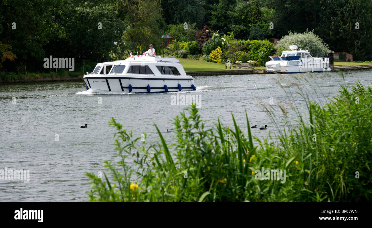 Crusing in barca sul fiume Kennet Foto Stock