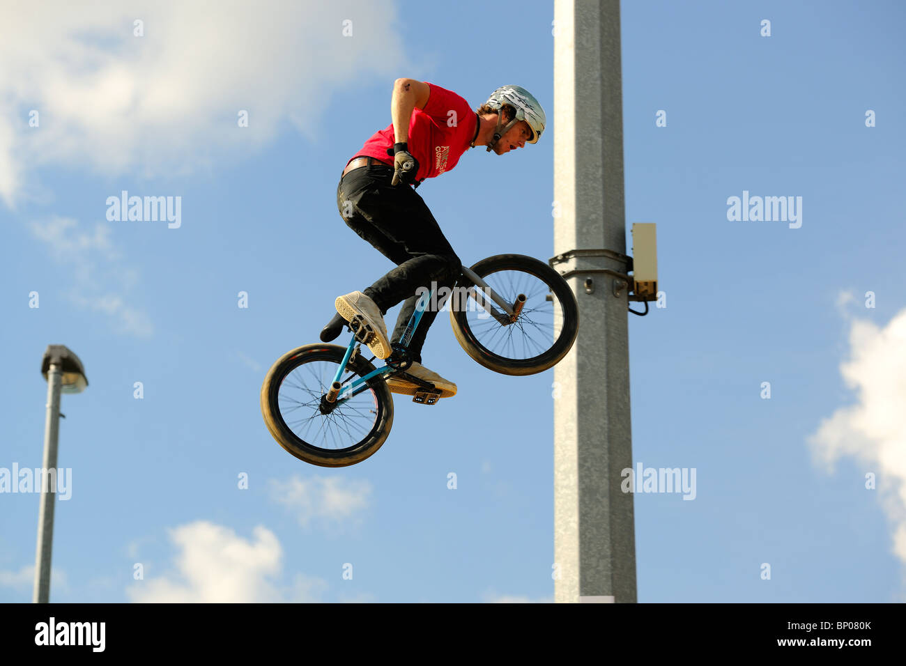 Un concorrente non identificato partecipa in una BMX/Mountain Bike contest. Foto Stock