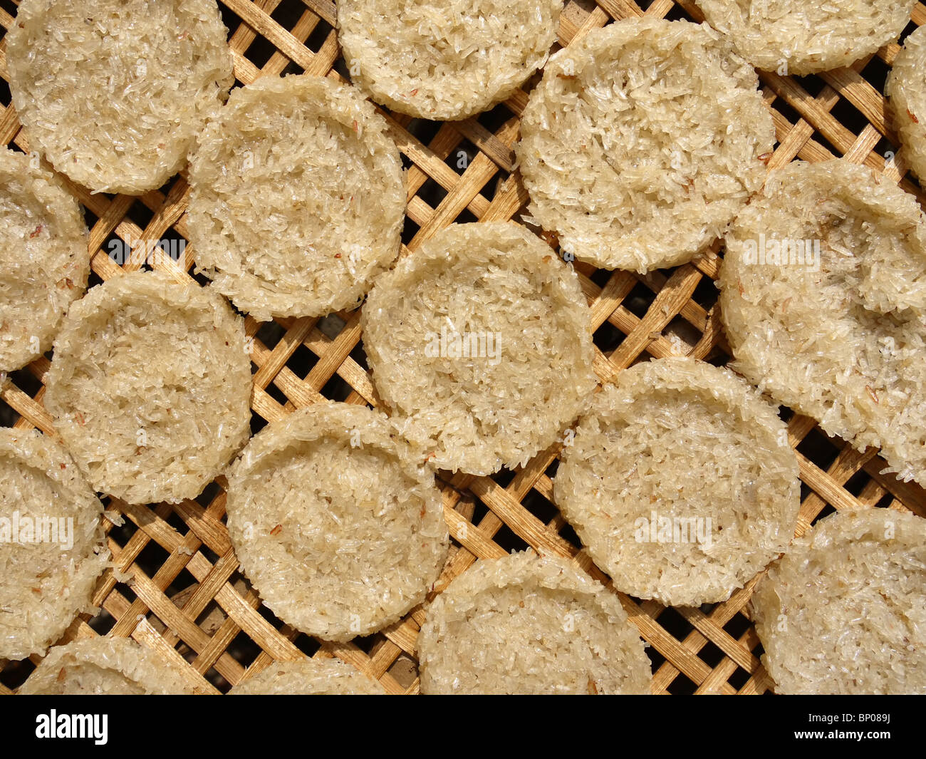 Torte di riso essiccazione sotto il sole sulla strada di Luang Prabang, nel nord del Laos (dettaglio) Foto Stock