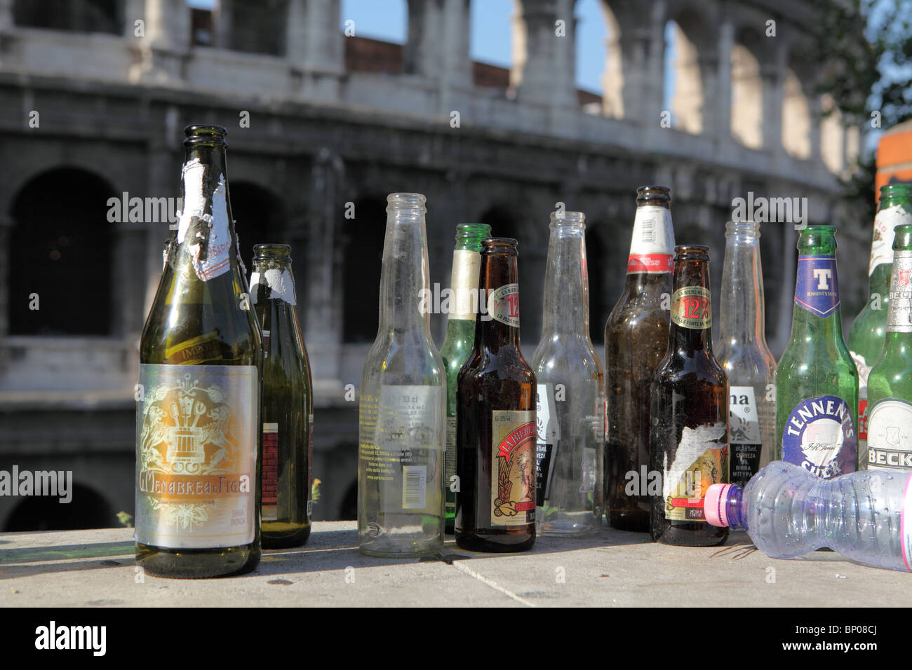 Le bottiglie da birra vuote sulla parete davanti al Colosseo Foto stock -  Alamy