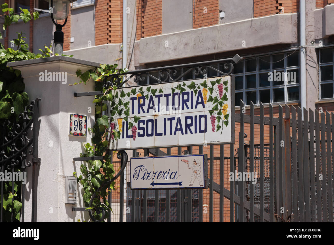 Segni piastrellato dando indicazioni su ristoranti in Anacapri Capri Italia Foto Stock