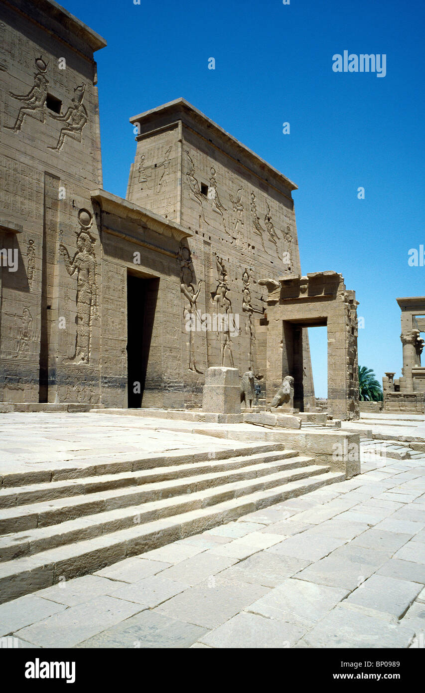 Pilone Principale del Tempio di Philae vicino a Aswan in Alto Egitto. Foto Stock