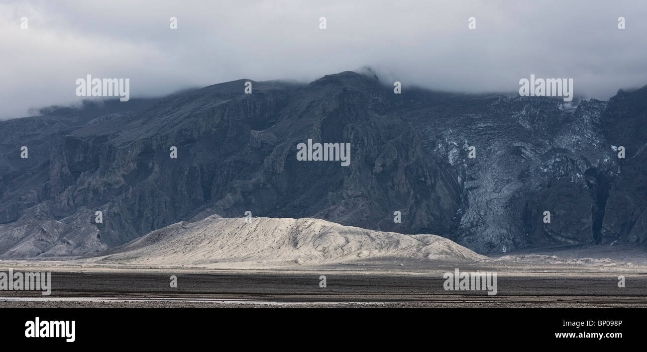 Il ghiacciaio, Gigjokull in Eyjafjallajokull coperto di cenere vulcanica, Islanda Foto Stock