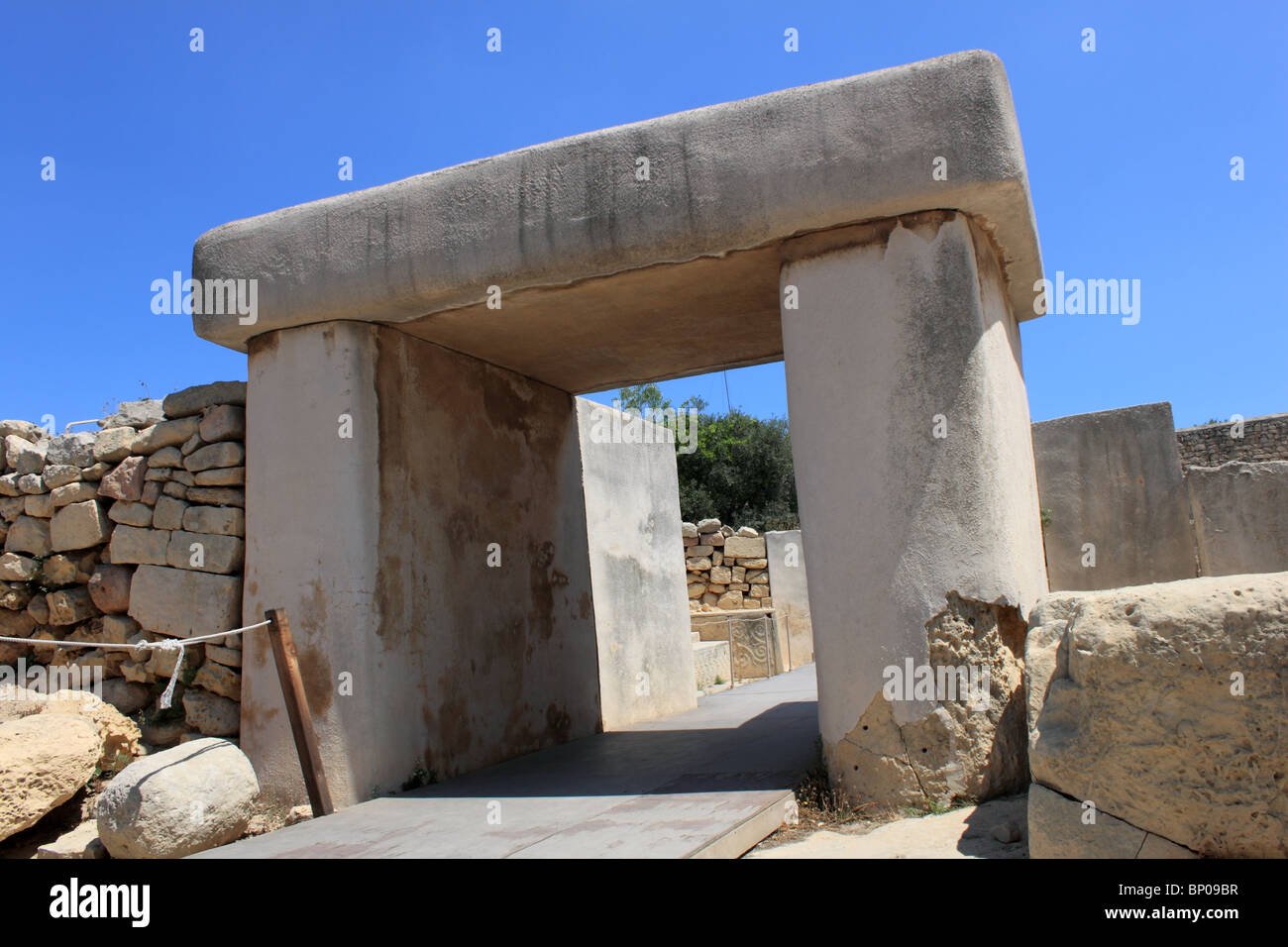 Ingresso ricostruito al neolitico Tempio Sud* (3000-2500BC), Tarxien, centrale di Malta, Mediterraneo, Europa Foto Stock