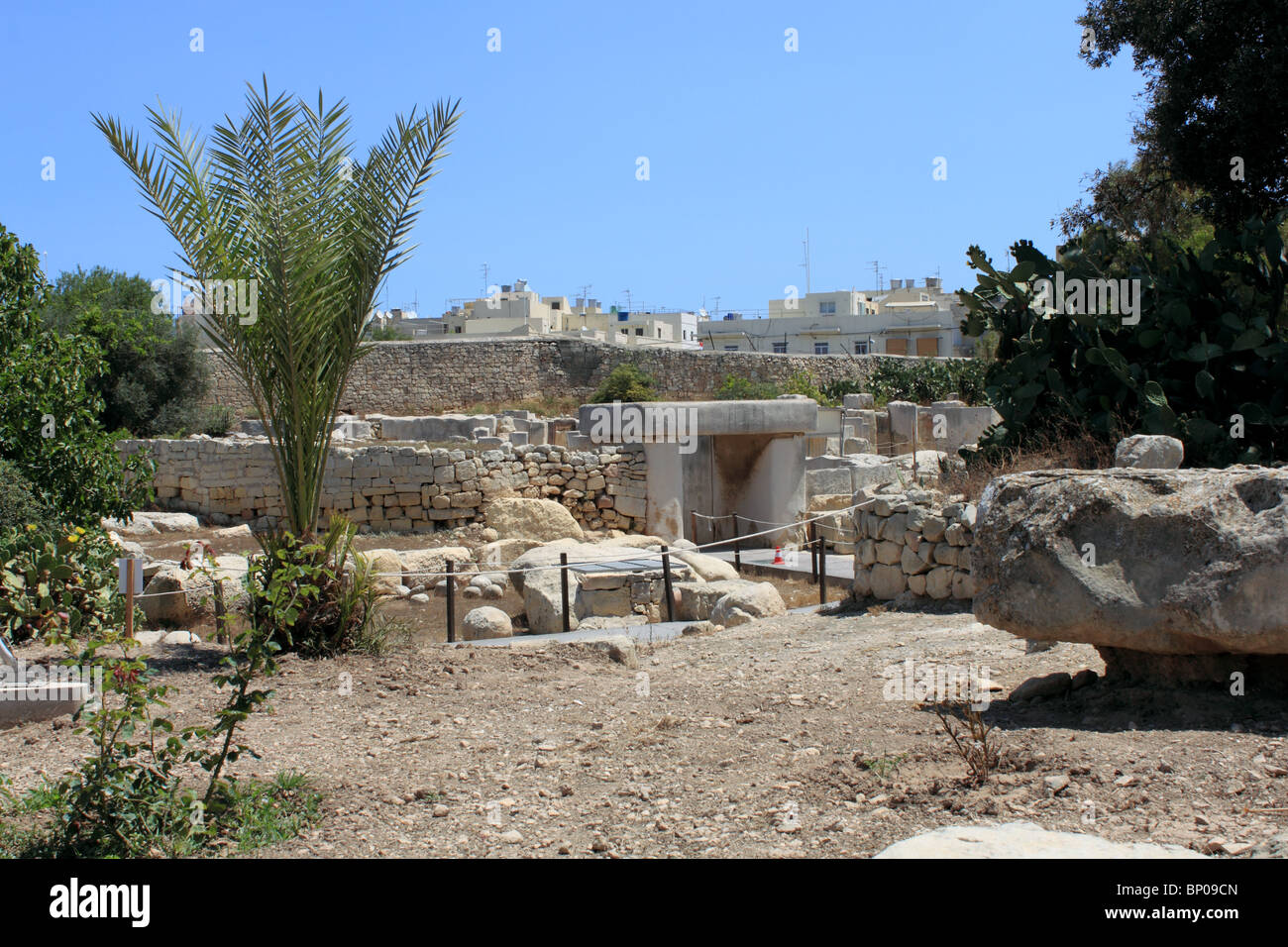 Ingresso ricostruito per i templi Neolitici* (3000-2500BC), Tarxien, centrale di Malta, Mediterraneo, Europa Foto Stock