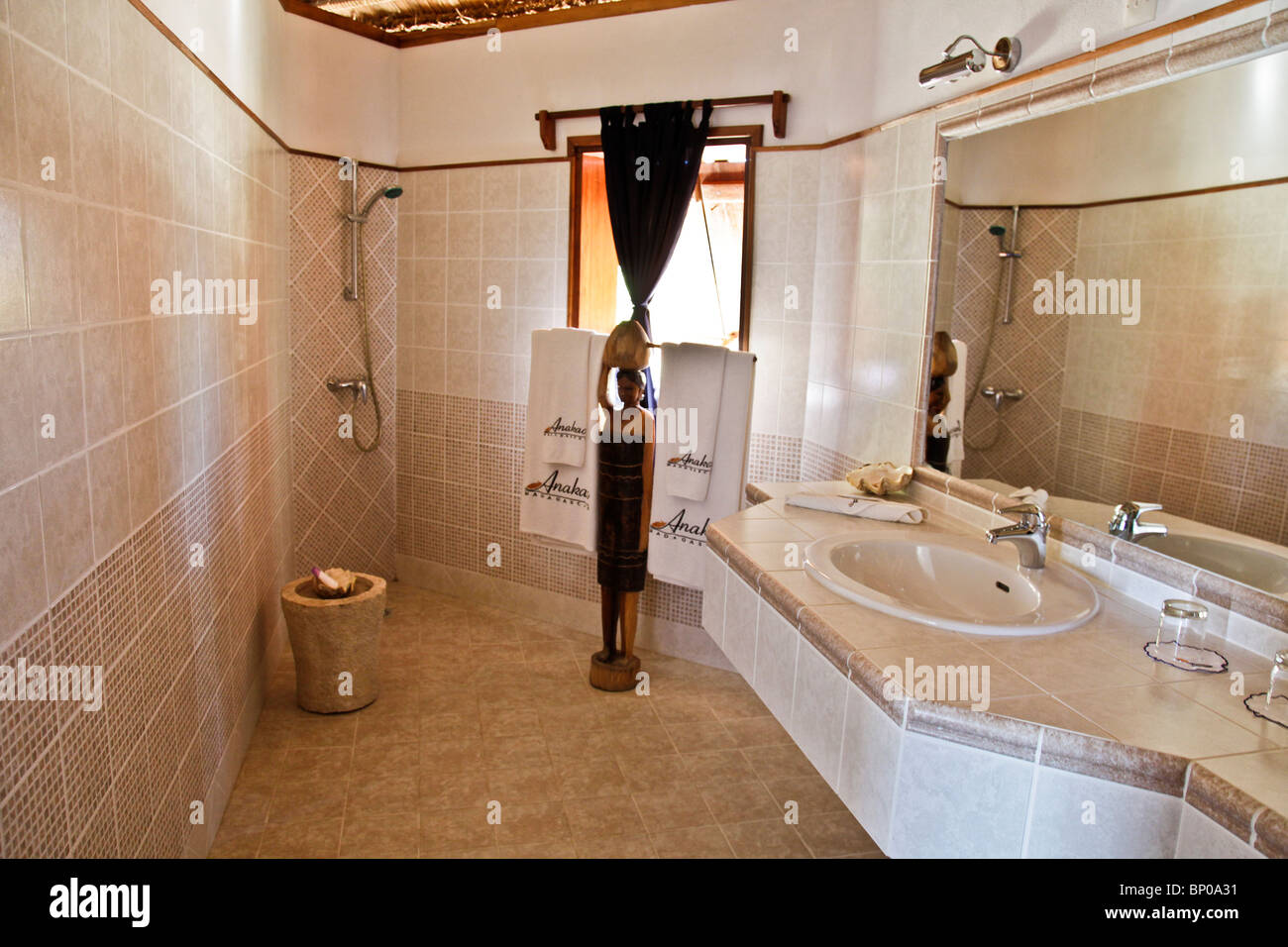 Grandi e lussuose stanze da bagno in Anakao Ocean Lodge nel sud-ovest del Madagascar Foto Stock