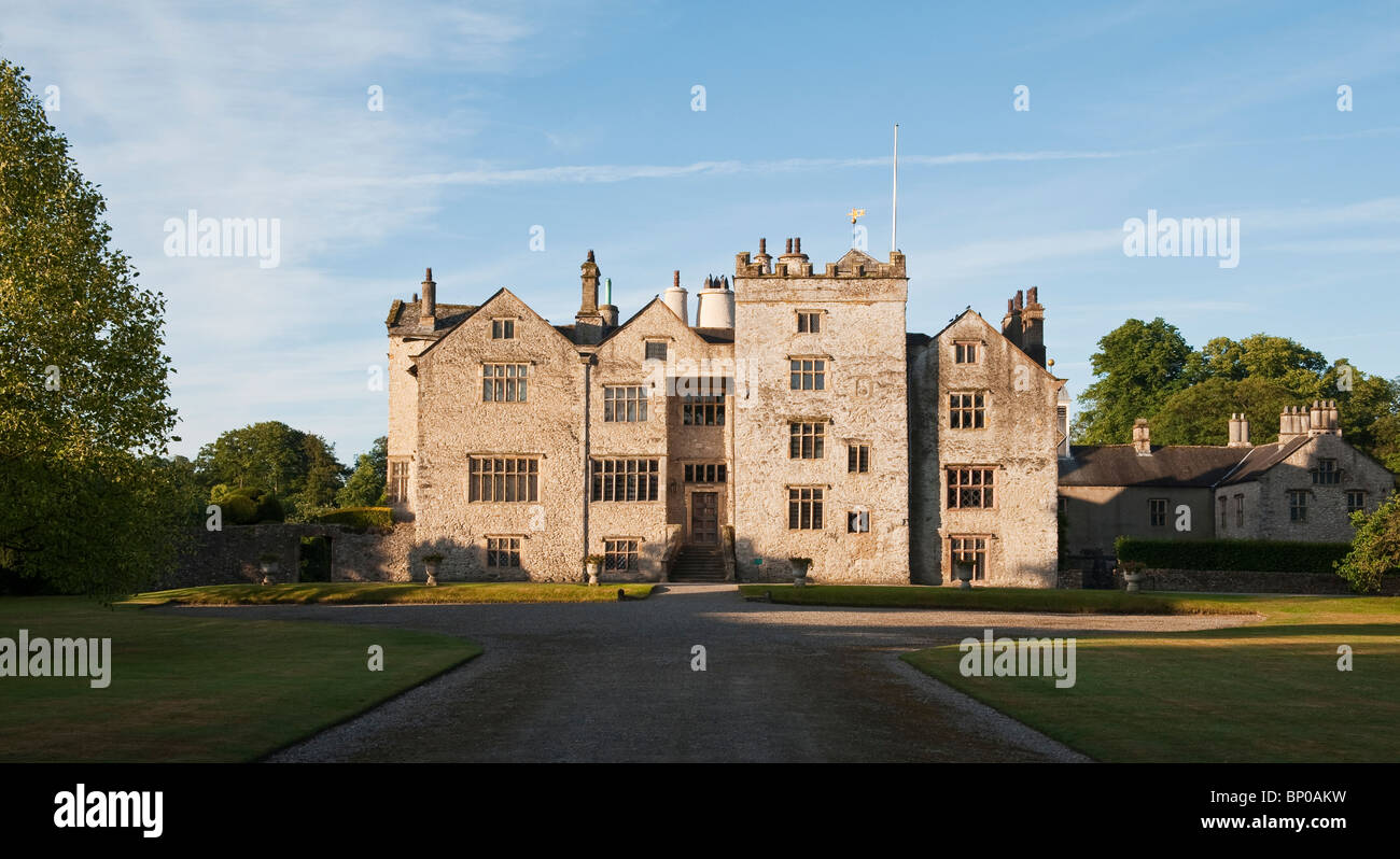Levens Hall, Cumbria, Regno Unito. Un tardo 16c Manor House famosa per il suo eccentrico topiaria da giardino, di proprietà della famiglia Bagot Foto Stock