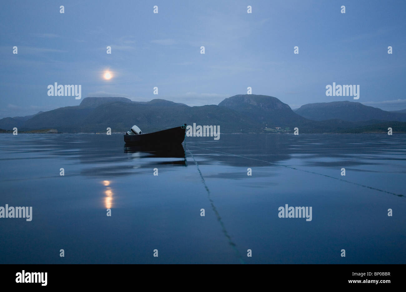 La barca di legno sul mare calmo di notte Foto Stock