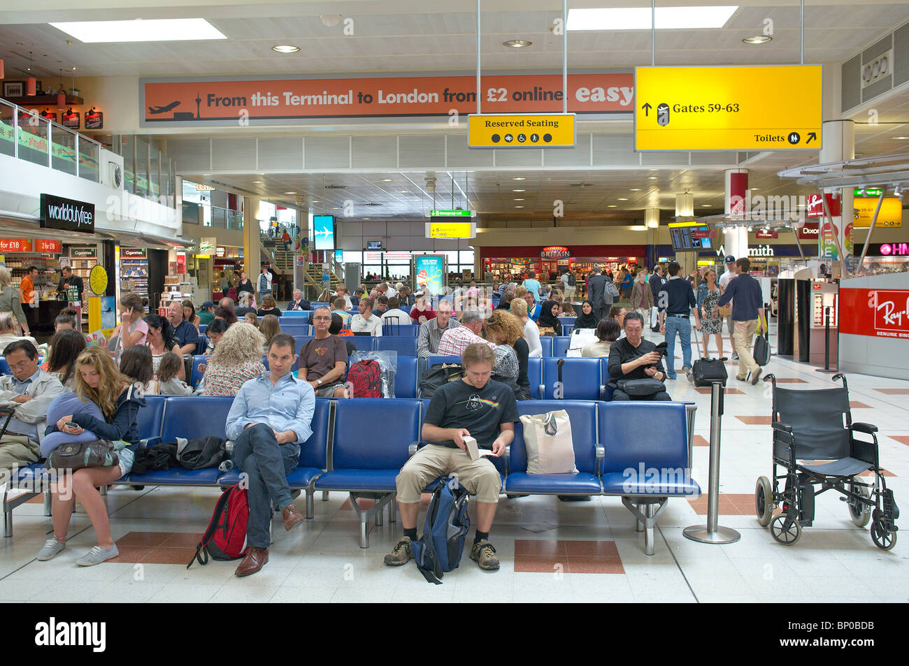 Gatwick airport lounge di partenza Foto Stock