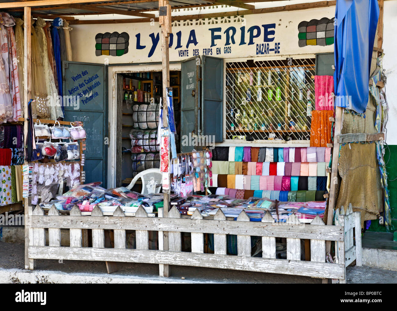 Indumenti, tessuti e manufatti di passamaneria per la vendita dalla Lidia  Fripe, un mercato in stallo Toliara / Toliary / Tulear, Atsimo Andrefana, a  sud-ovest del Madagascar Foto stock - Alamy