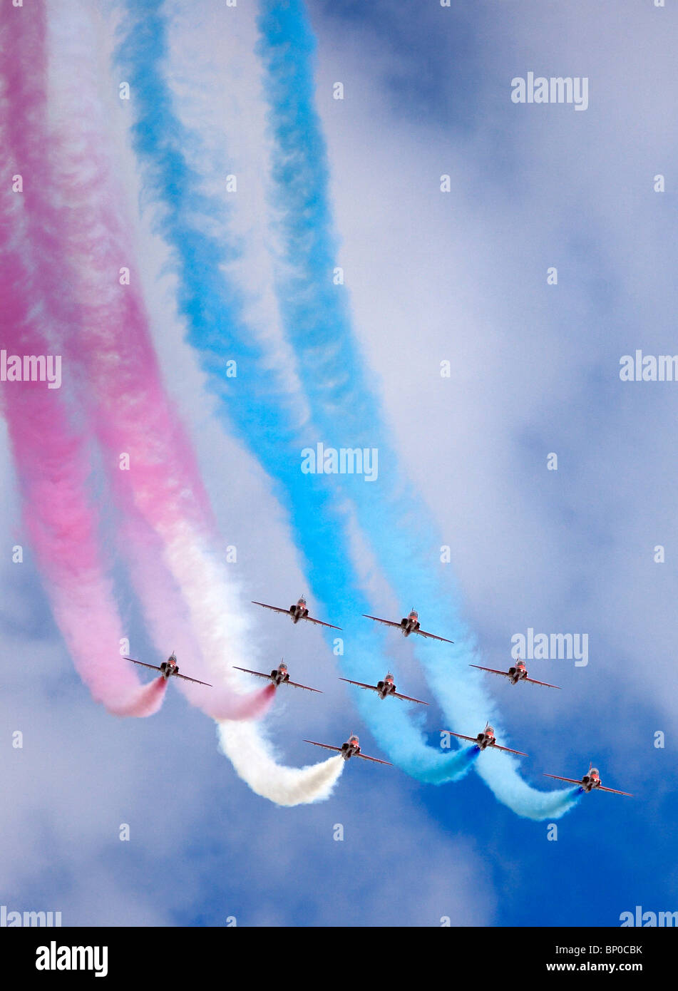 I Red Arrows Aerobatic Team della RAF che volano con gli aerei BAE Hawk T1 sono raffigurati volare in formazione mentre si esibiscono in uno spettacolo aereo nel Regno Unito. Foto Stock