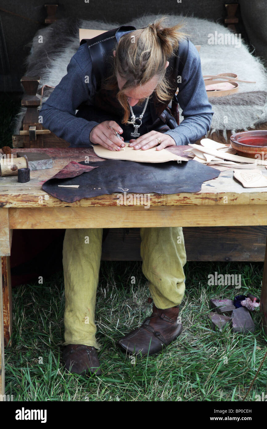 Artigianato in pelle in Finlandia il più grande mercato di Viking Festival e rievocazioni camp a Kvarnbo sull arcipelago land Foto Stock