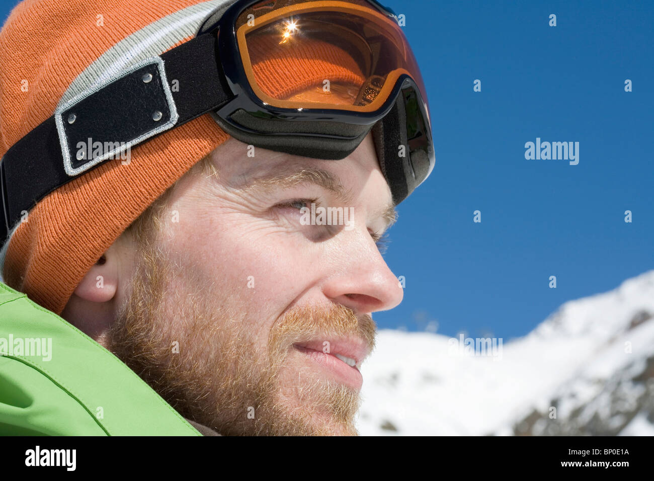 L uomo nel paesaggio invernale con maschere da sci Foto Stock