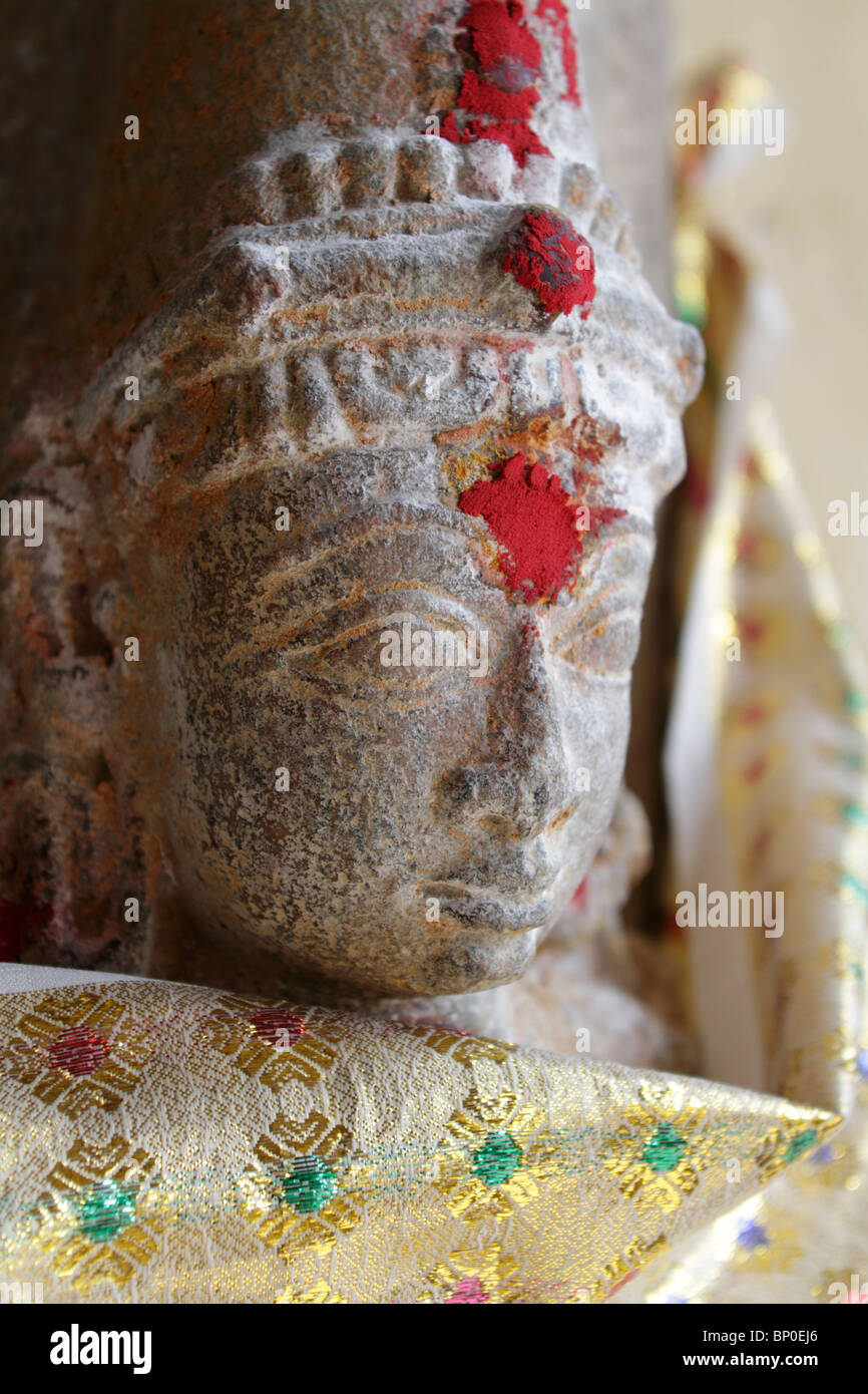 India, nello Stato del Tamil Nadu, Madurai. Divinità presso un santuario nella Minakshi Sundareshvara Tempio. Foto Stock