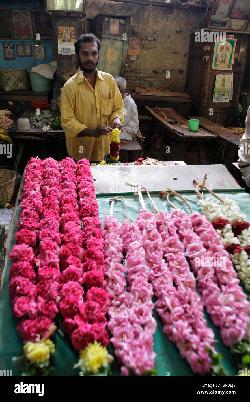 India, nello Stato del Tamil Nadu, Madurai. Ghirlanda di fiori maker a Minakshi Sundareshvara Tempio. Foto Stock