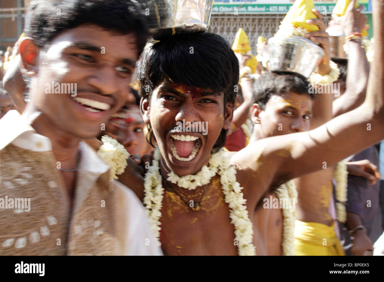 India, Madurai. I devoti di una processione Kavadi. Foto Stock