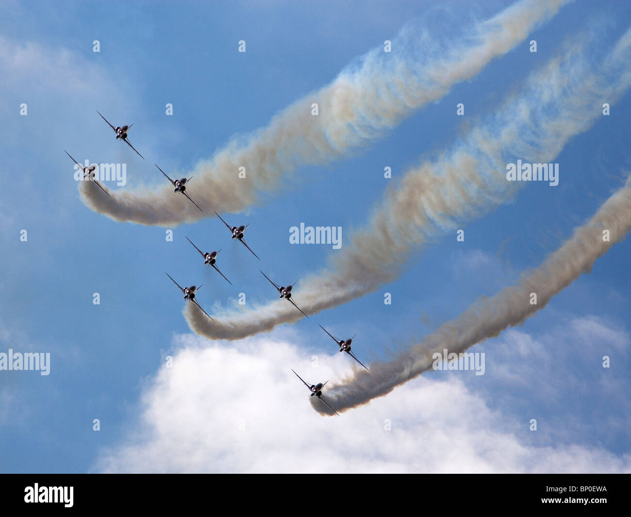 I Red Arrows Aerobatic Team della RAF che volano con gli aerei BAE Hawk T1 sono raffigurati volare in formazione mentre si esibiscono in uno spettacolo aereo nel Regno Unito. Foto Stock