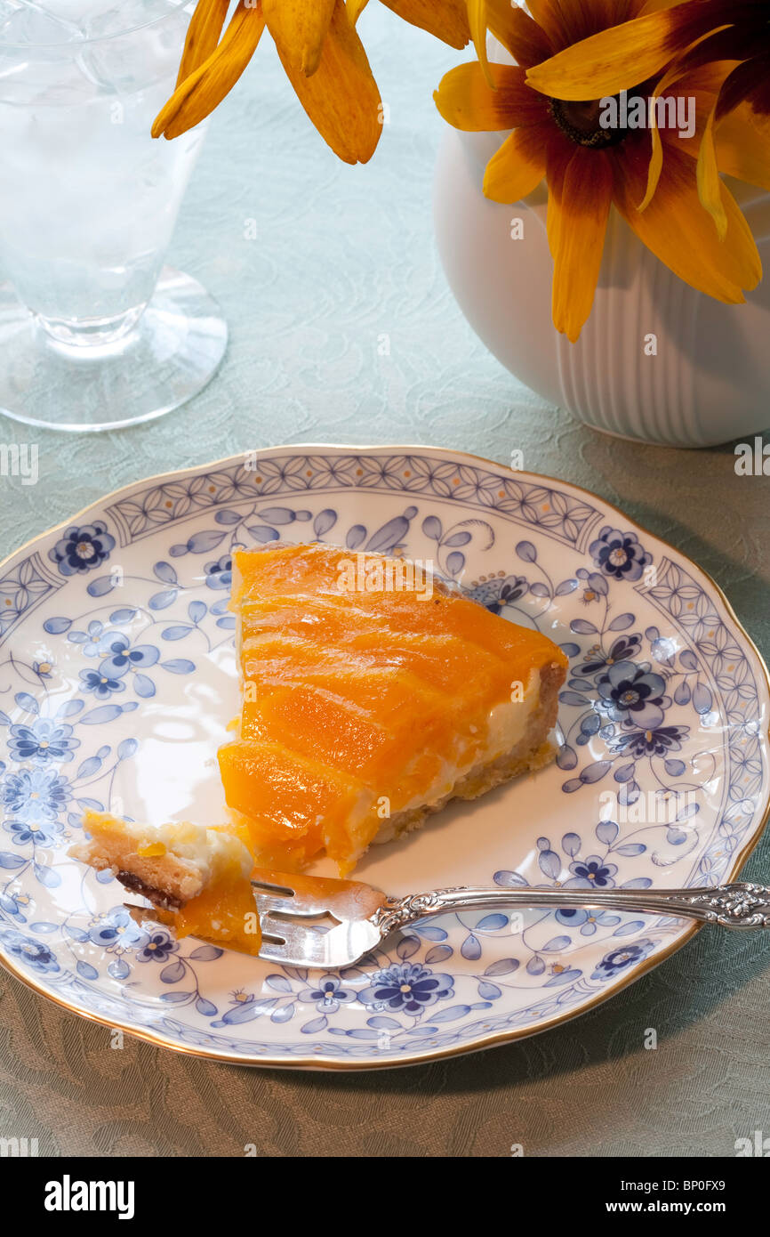 "Torta di pesche sulla Cina piastra con Sterling Silver forcella' Foto Stock