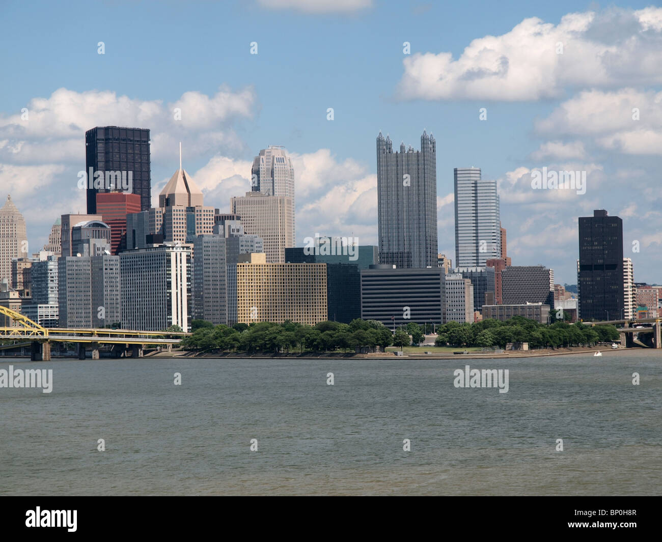 Pittsburgh Pennsylvania vista fiume e lo skyline su un luminoso giorno chiaro. Foto Stock