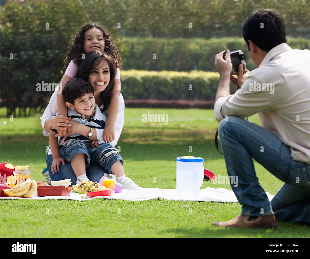 Uomo di prendere una fotografia della sua famiglia Foto Stock