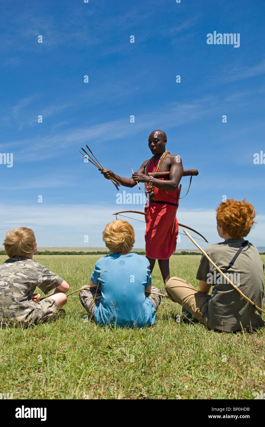 Kenia Masai Mara. Guida Safari, Salaash Morompi Ole, mostra diversi suggerimenti sul suo Maasai frecce per ragazzi su safari. (MR) Foto Stock