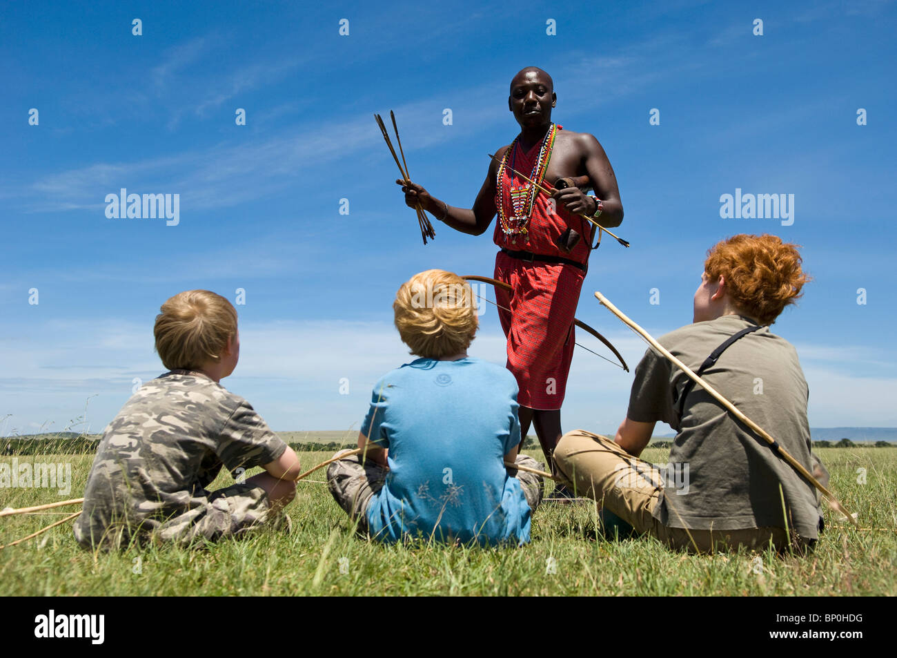 Kenia Masai Mara. Guida Safari, Salaash Morompi Ole, mostra diversi suggerimenti sul suo Maasai frecce per ragazzi su safari. (MR) Foto Stock