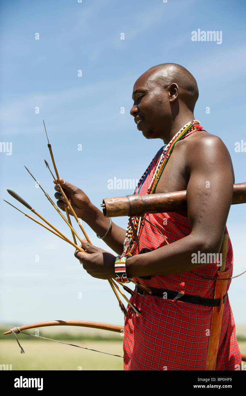 Kenia Masai Mara. Guida Safari, Salaash Morompi Ole,dimostra i diversi suggerimenti per le sue frecce. (MR) Foto Stock