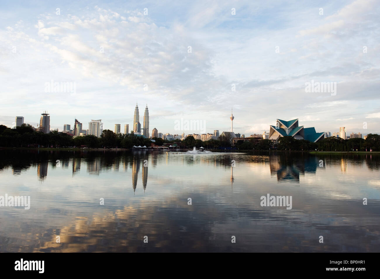 Il Sud Est Asiatico, Malesia Kuala Lumpur, Torri Petronas KL Tower e Istana Budaya Teatro Nazionale, Lago Titiwangsa Foto Stock