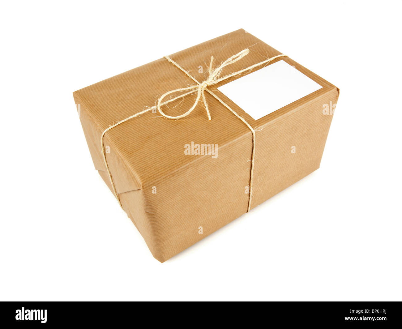 I pacchi in carta da imballaggio marrone legato con una corda, indirizzo  vuoto etichetta sulla parte superiore, isolato su sfondo bianco Foto stock  - Alamy