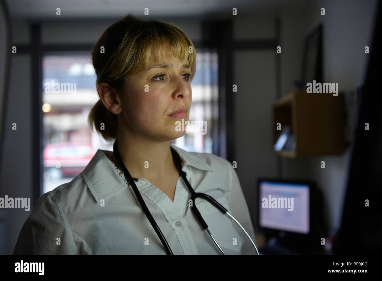 Medico guardando lo schermo in ufficio Foto Stock