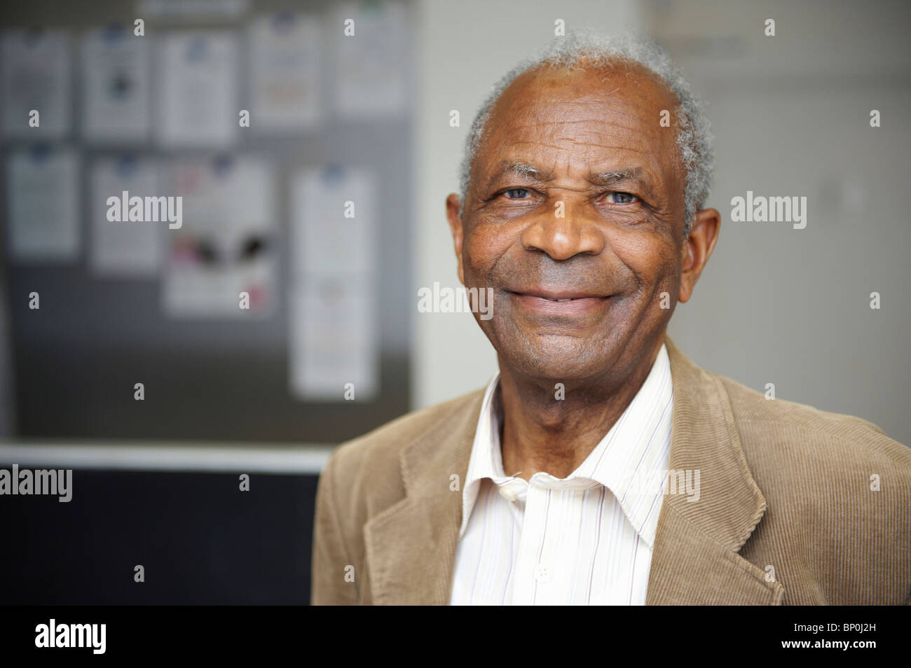 Anziani uomo nero sorridente Foto Stock