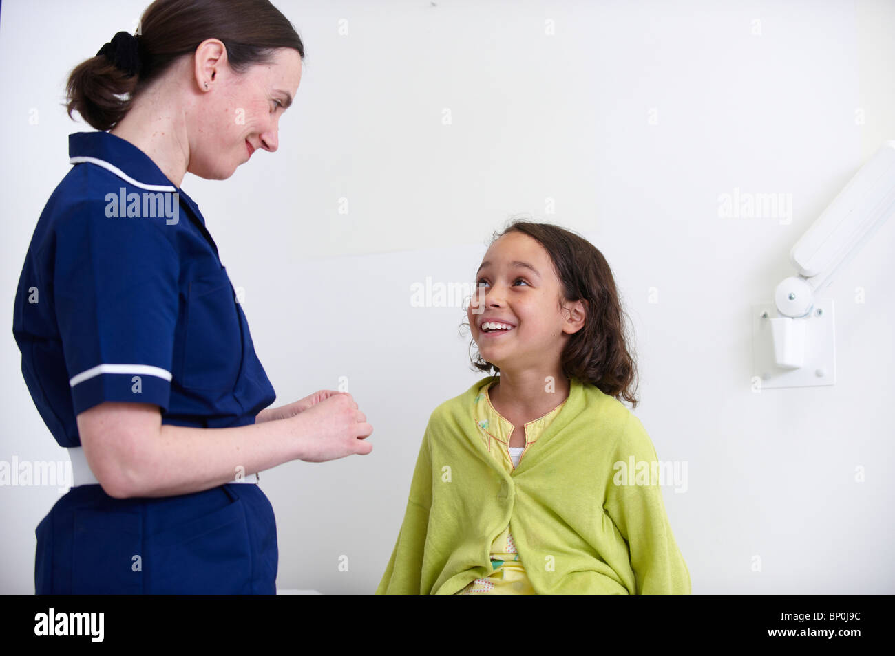 Infermiere e giovane ragazza sorridente Foto Stock