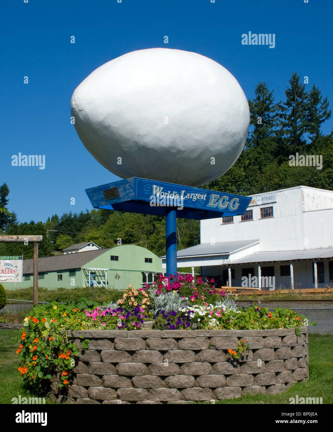 Il più grande uovo del mondo a Winlock, Washington, un gigantesco monumento a lato della strada che celebra il patrimonio avicolo della città e l'orgoglio di una piccola città. Foto Stock