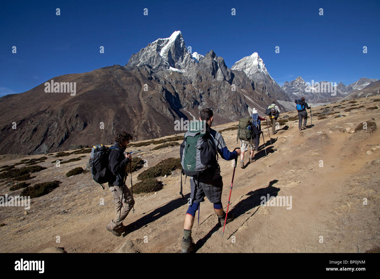 Il Nepal, Everest Regione Valle del Khumbu. Un gruppo di escursionisti fanno la loro strada verso Dughla attraverso la valle di Periche. Foto Stock