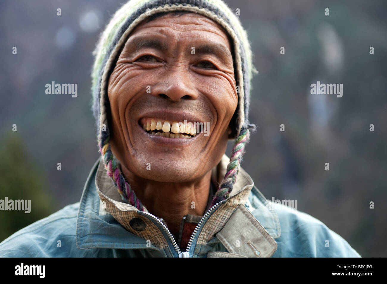 Il Nepal, Everest Regione Valle del Khumbu. Il tipico weathered volto sorridente di alta altitudine Sherpa Foto Stock