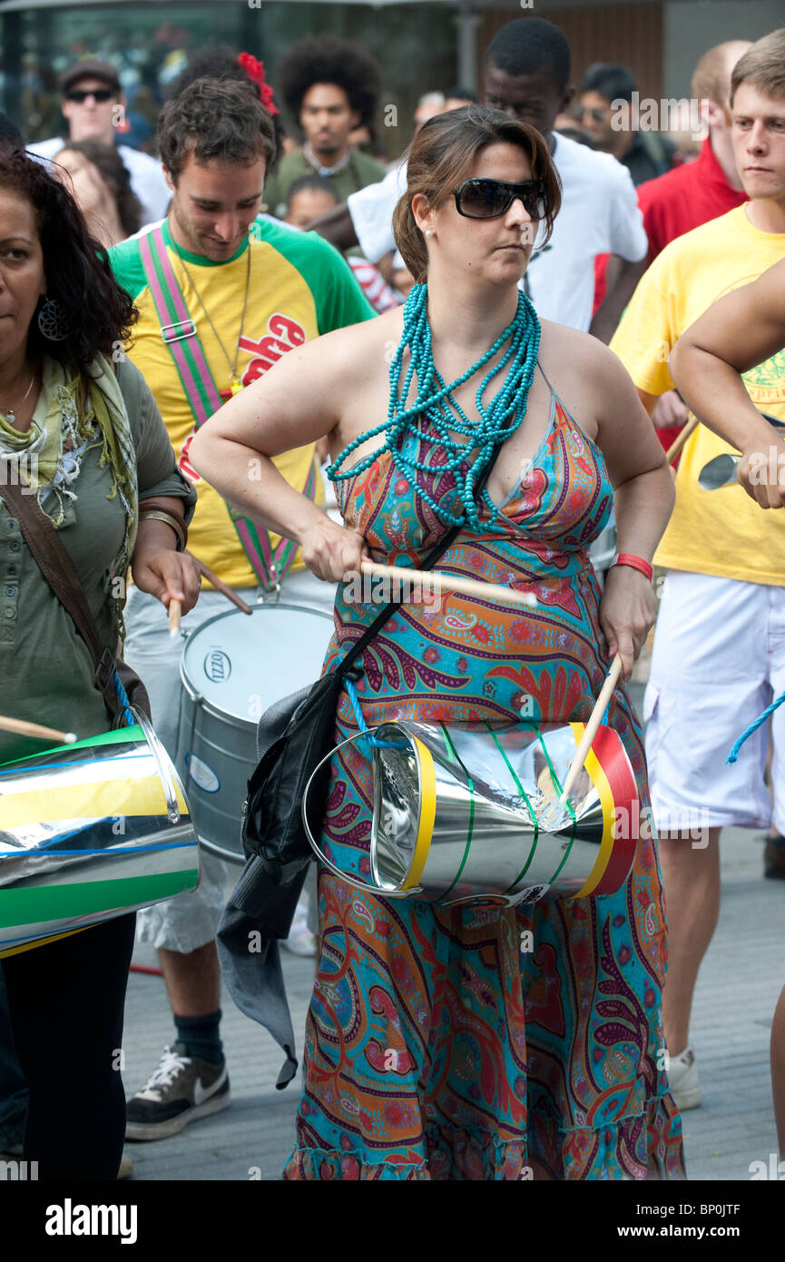 Donna in occhiali da sole percussioni presso un festival brasiliano al Southbank di Londra Foto Stock