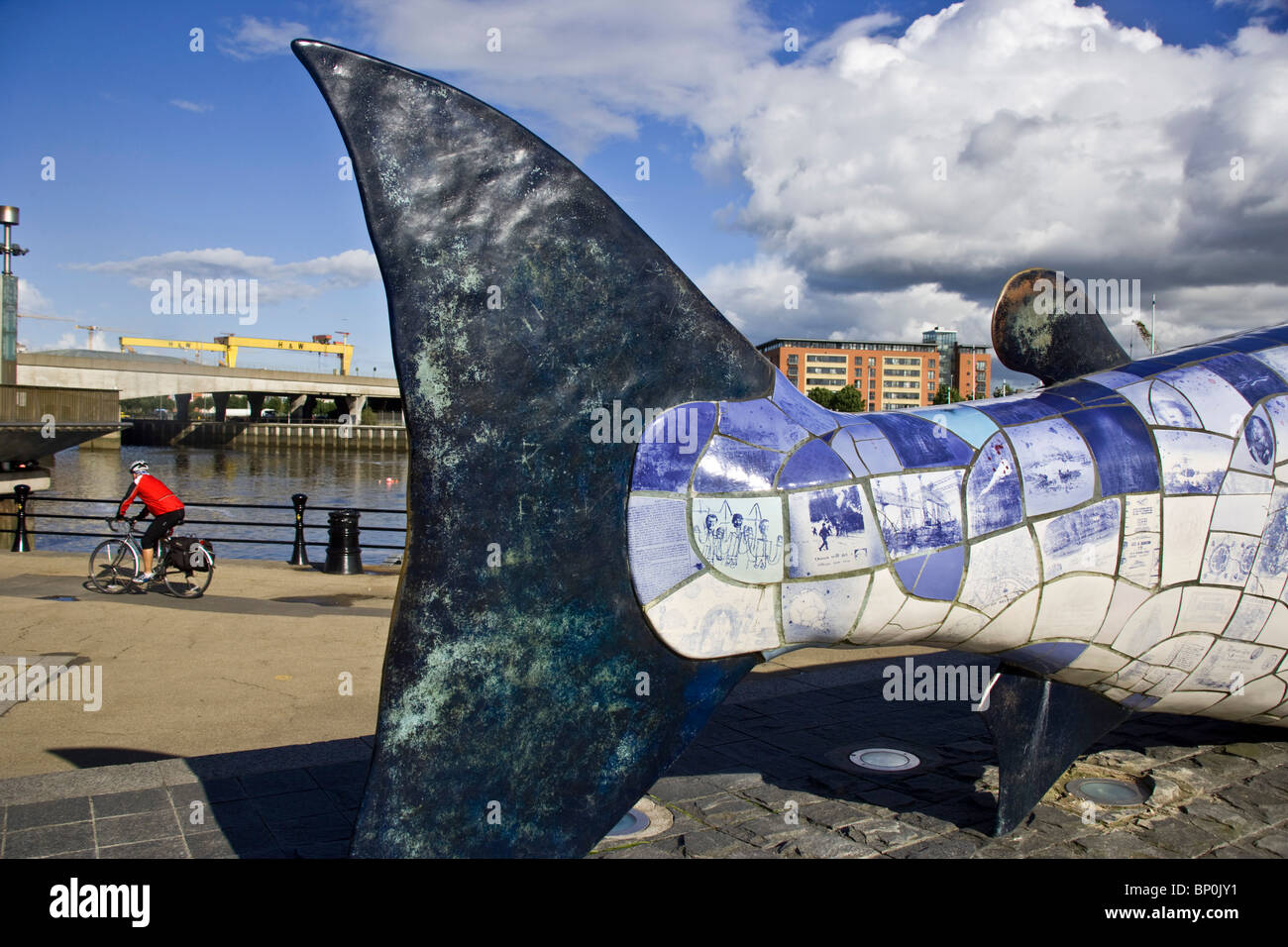 "Big Fish" di John benevolenza su Donegall Quay, segna il ritorno di salmone al fiume, Belfast, Irlanda del Nord Foto Stock