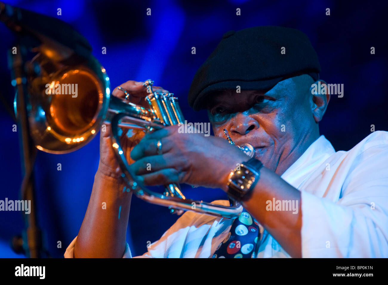 Hugh Masekela South African tromba leggenda giocando flicorno con la sua band a Brecon Jazz Festival 2010 Foto Stock
