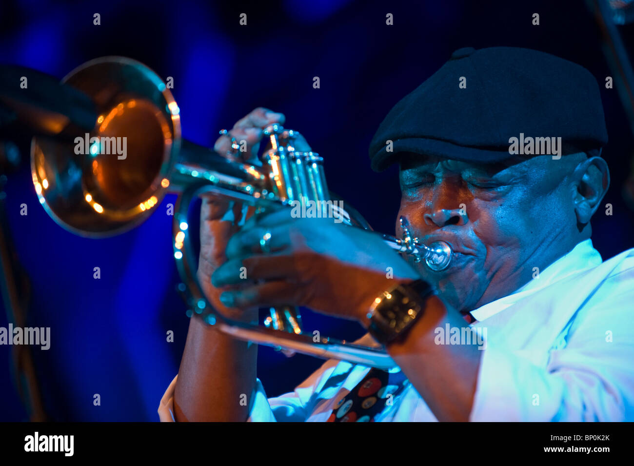 Hugh Masekela South African tromba leggenda giocando flicorno con la sua band a Brecon Jazz Festival 2010 Foto Stock