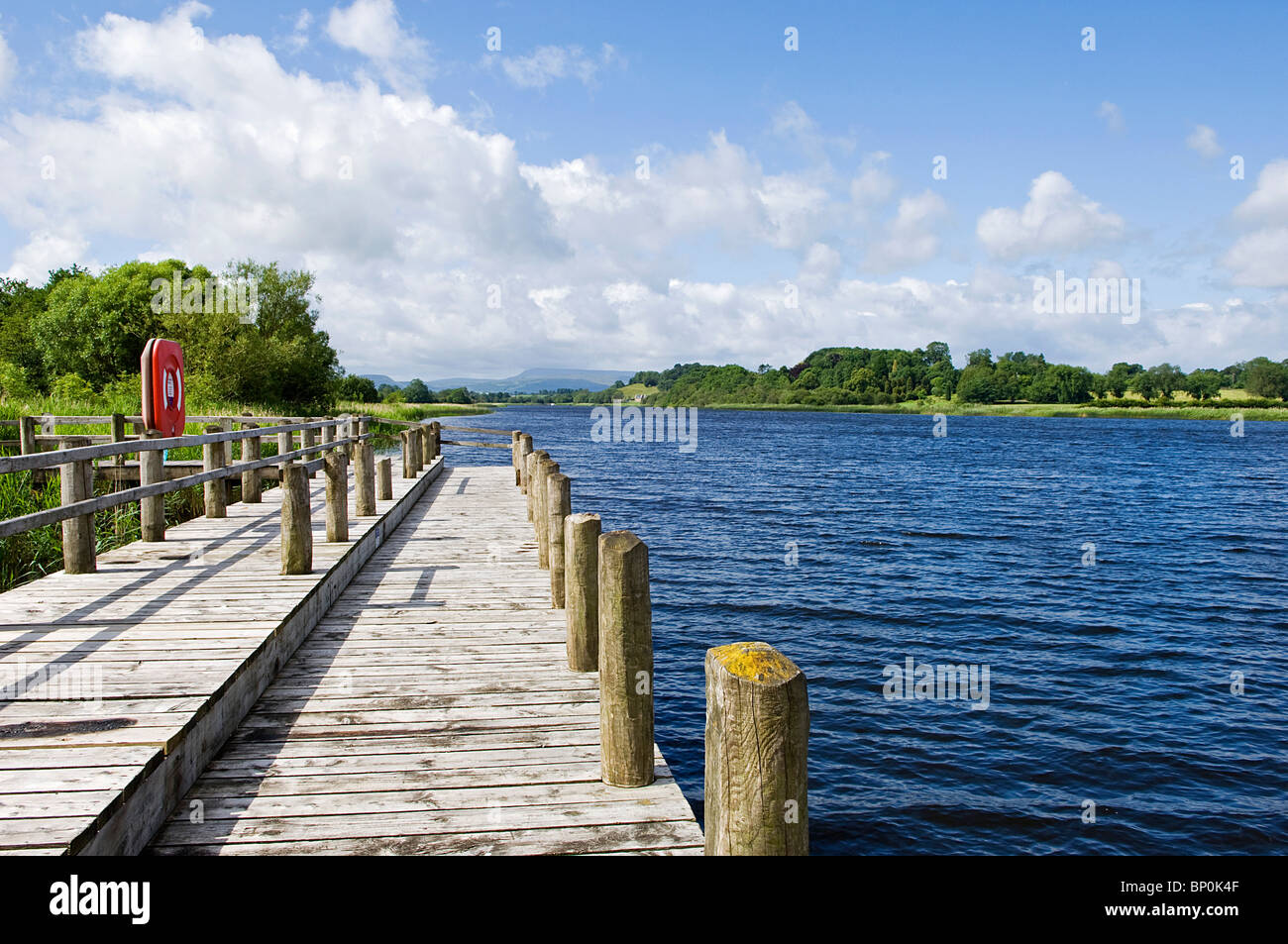 Irlanda del Nord, Fermanagh, Enniskillen. Vista lungo la via navigabile che unisce la parte superiore e inferiore del Lough Erne dal molo. Foto Stock