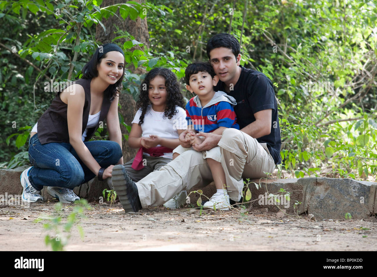 Ritratto di una famiglia in un parco Foto Stock