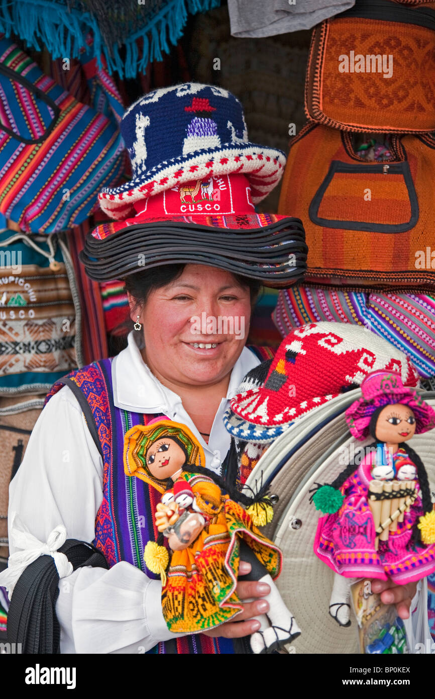 Il Perù. Una donna Indiana che vendono artigianato dal suo stallo a aeroporto di Cusco. Foto Stock