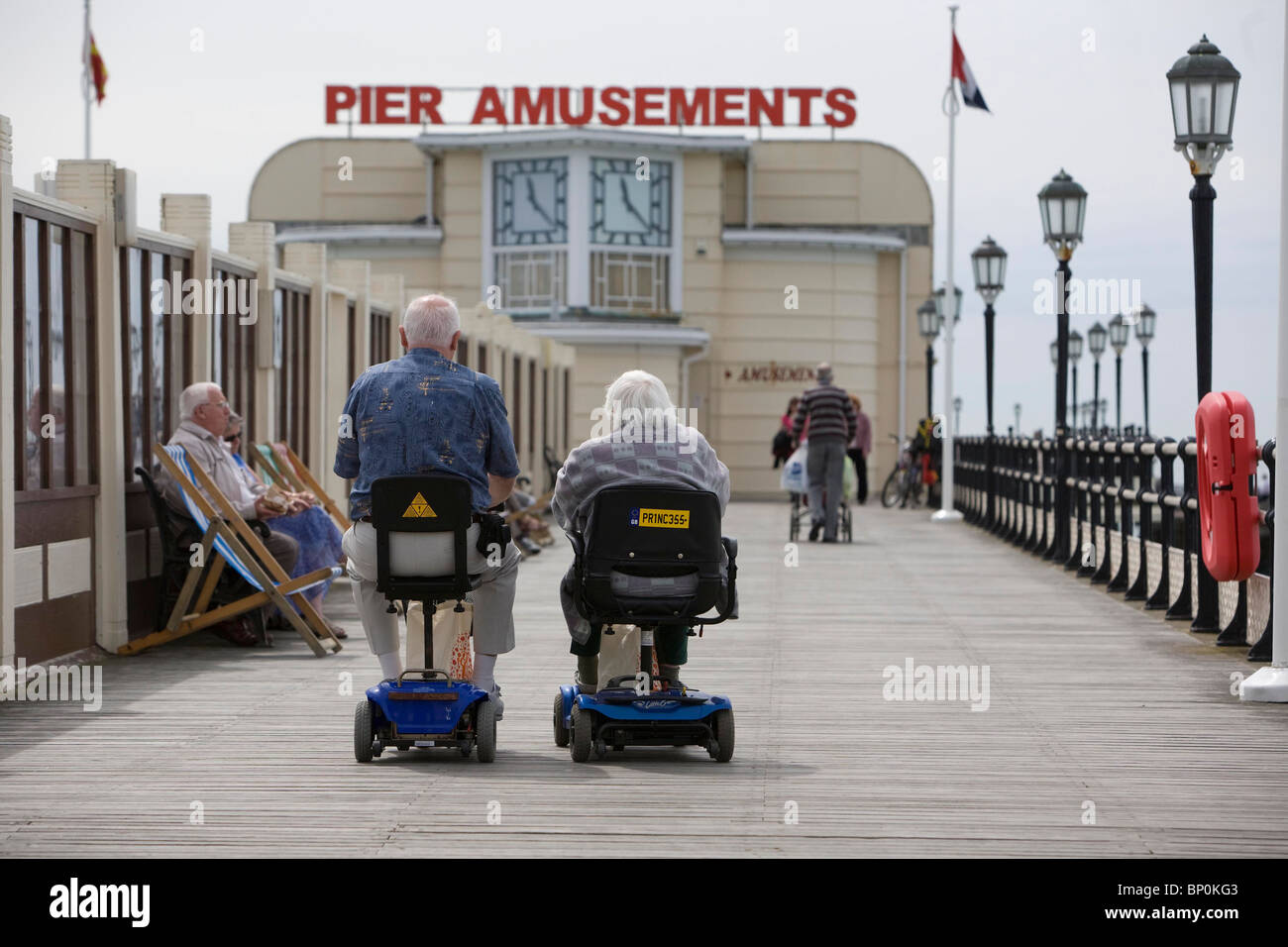 I pensionati su mobiity scooter su Eastbourne Pier. Foto di James Boardman Foto Stock